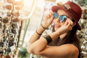 サングラスをかける女性